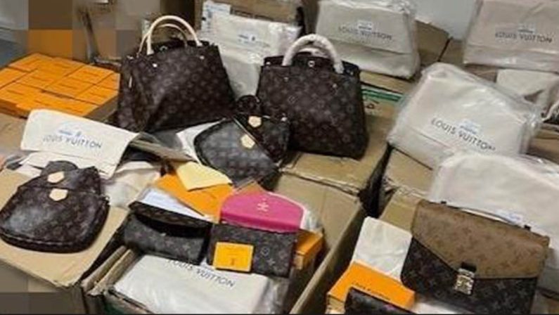 Beni contraffatti nel Salernitano, sequestrati oltre 1.800 falsi Louis Vuitton