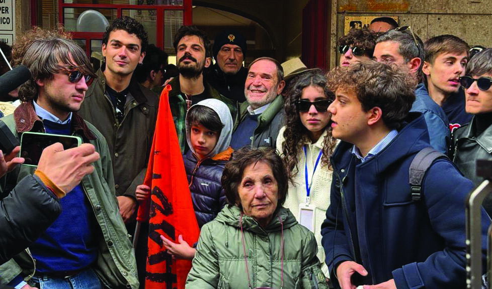 Gli studenti in piazza a Potenza insieme a Filomena Iemma, madre di Elisa, Gildo Claps e due degli attori della serie tv