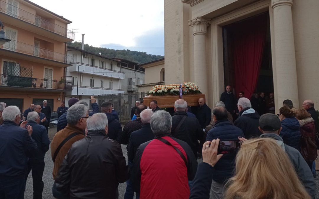 L'uscita dalla chiesa del feretro di Francesca Romeo