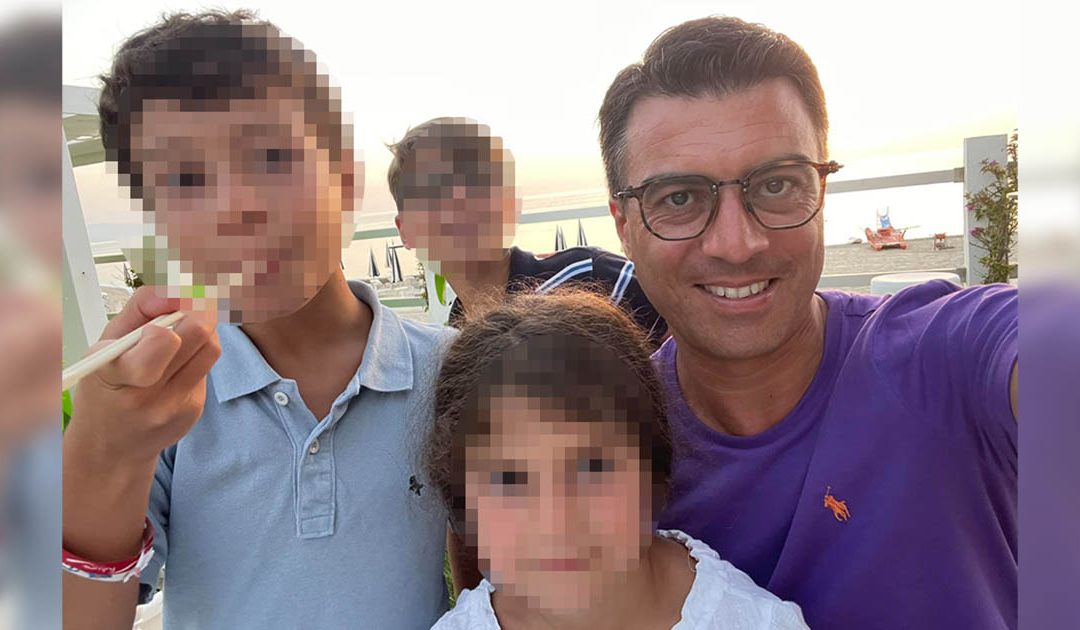 Gianluca Callipo nella foto pubblicata sui social assieme alla propria famiglia