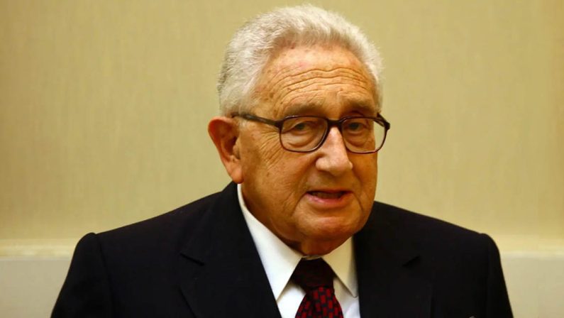 È morto Henry Kissinger, protagonista della politica estera Usa