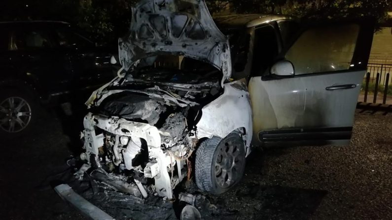 Incendiata l'auto del presidente del consiglio comunale di Corigliano Rossano