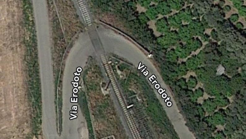 Scontro camion-treno a Corigliano Rossano, tragedia senza spiegazione