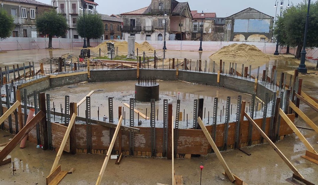 I lavori in corso in piazza Italia a Mileto