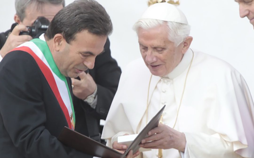 Gianni Speranza, da sindaco di Lamezia, con Papa Ratzinger