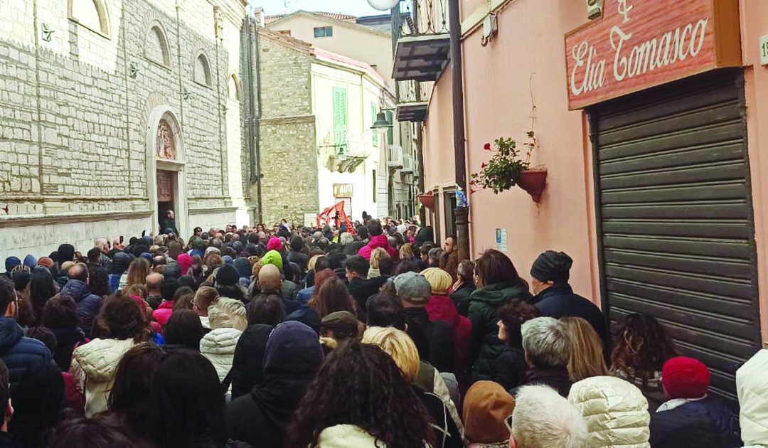Il presidio di Libera davanti alla chiesa della Trinità