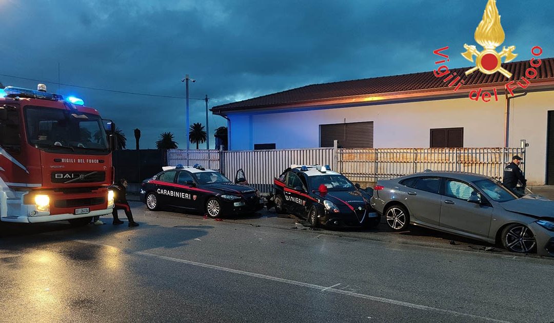 Incidente a Lamezia Terme: auto sbanda contro pattuglie dei carabinieri