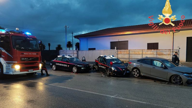 Auto sbanda contro pattuglie dei carabinieri, 4 feriti a Lamezia Terme