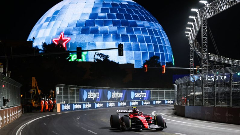 Tombino danneggia la Ferrari di Sainz, FP1 GP Usa sospese