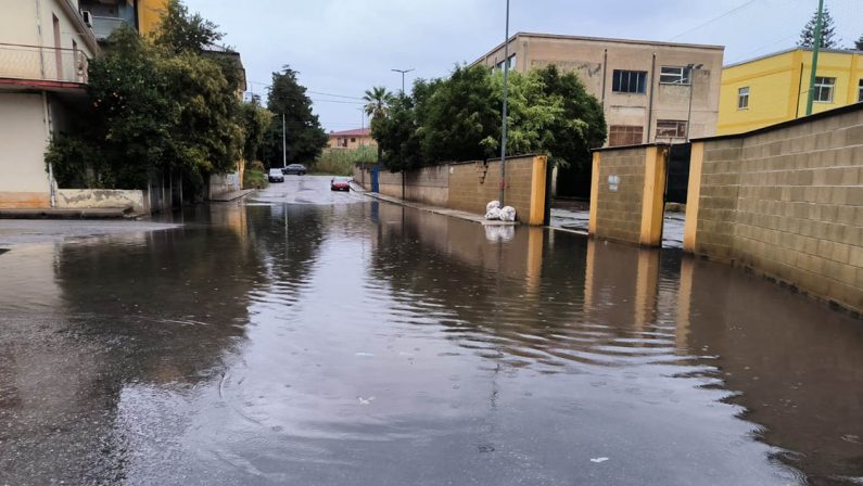 Violento temporale a Vibo Marina rompe impianto fognario vicino alla scuola primaria