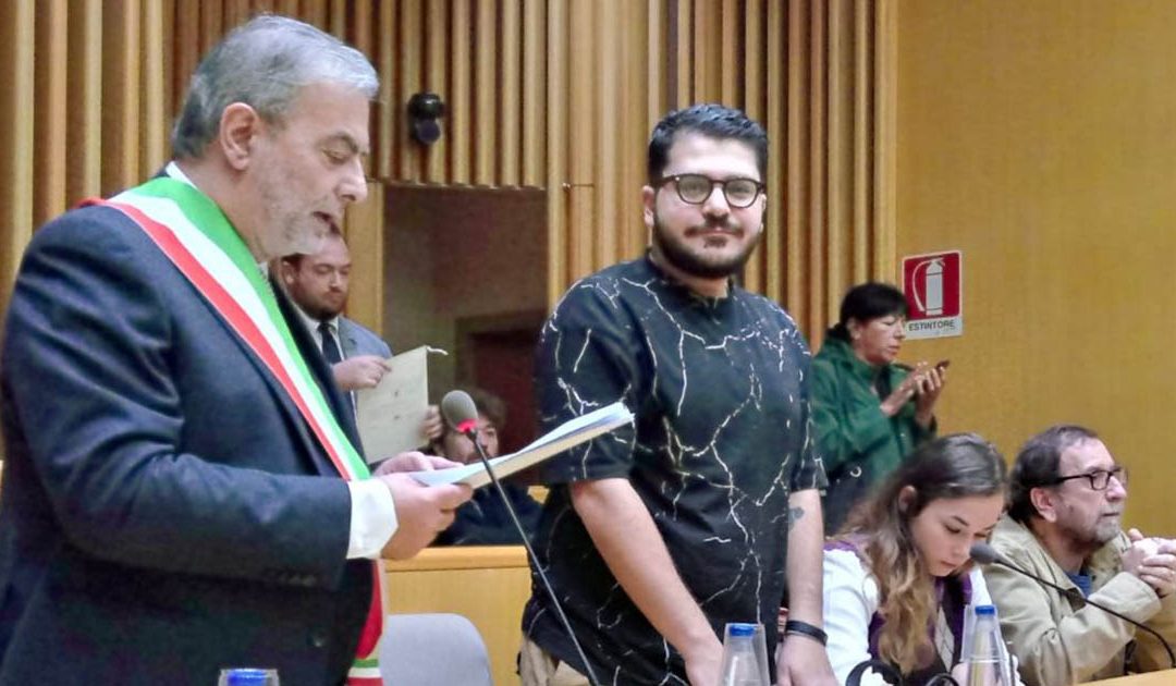 Patrik Zaki e il sindaco di Molfetta durante la cerimonia