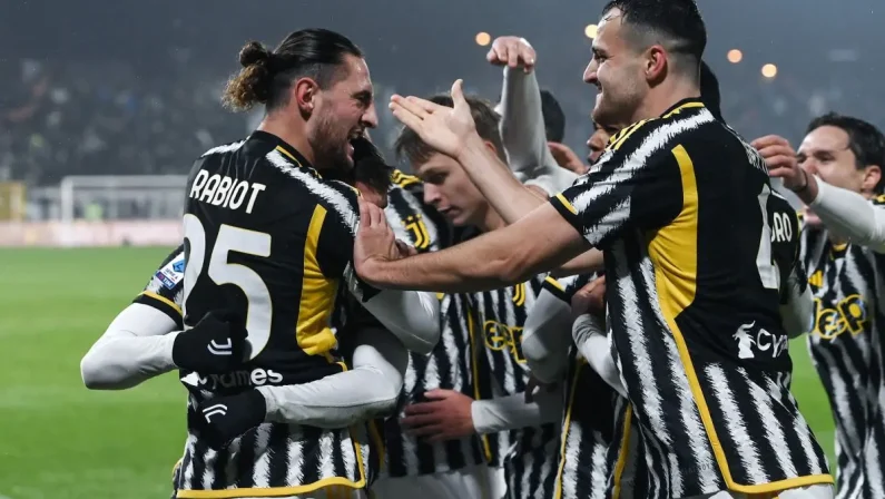 La Juve vince 2-1 a Monza e va in testa alla classifica