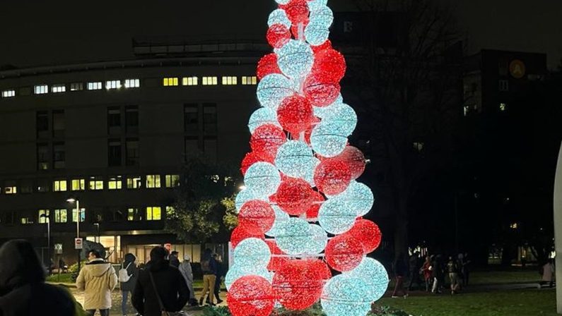 Acceso l’albero di Natale dell’ospedale San Raffaele di Milano