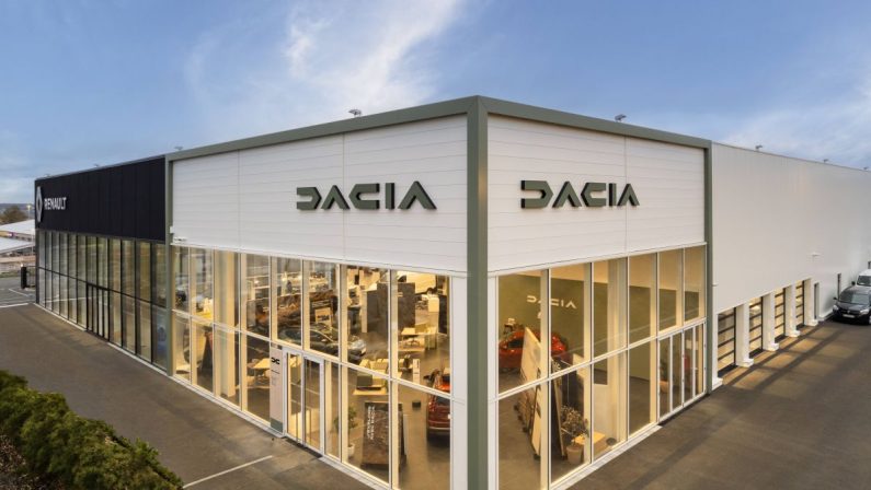 Oltre 1.000 punti vendita Dacia con la nuova immagine di marca