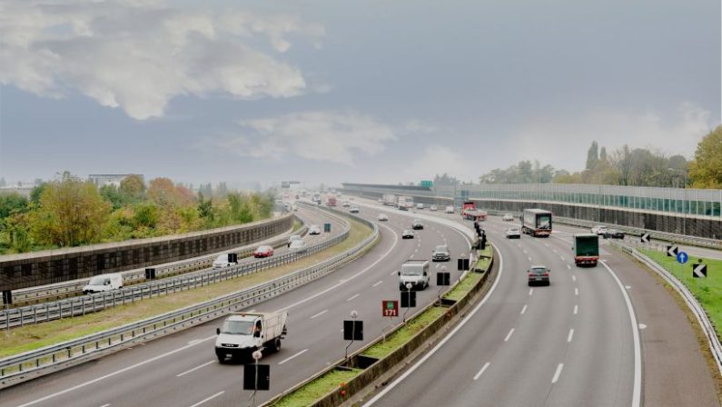 Un 25enne su cinque ammette di distrarsi alla guida