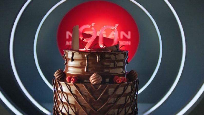 Una torta speciale per i 90 anni di Nissan