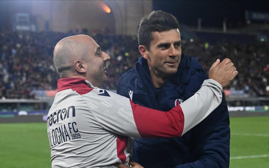 Paolo Aiello (a sinistra) abbraccia Thiago Motta dopo una vittoria