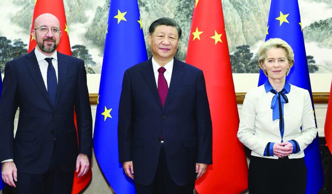 Da sinistra: Charles Michel, Xi Jinping e Ursula von der Leyen al 24° vertice Cina-Ue