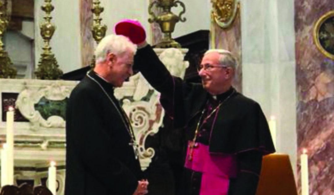 Don Biagio Colaianni riceve il cappello che simboleggia la sua nomina a vescovo