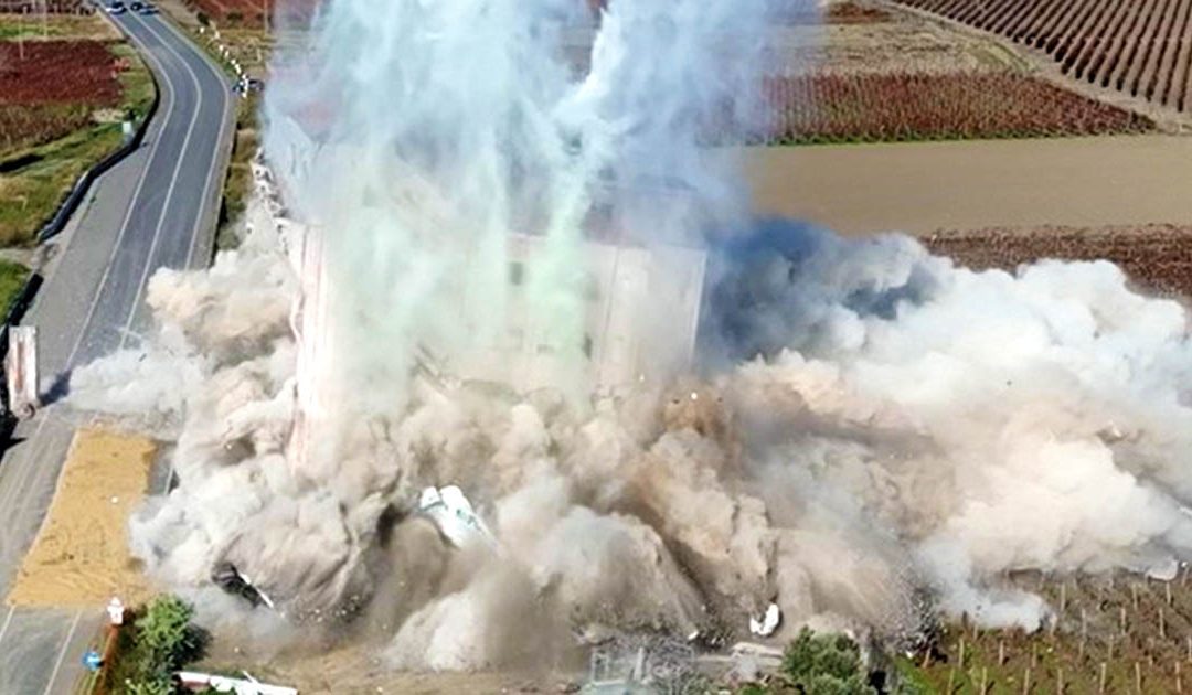 Il momento dell'implosione dell'ecomostro di Torre Melissa