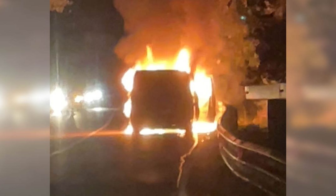 Il furgone in fiamme
