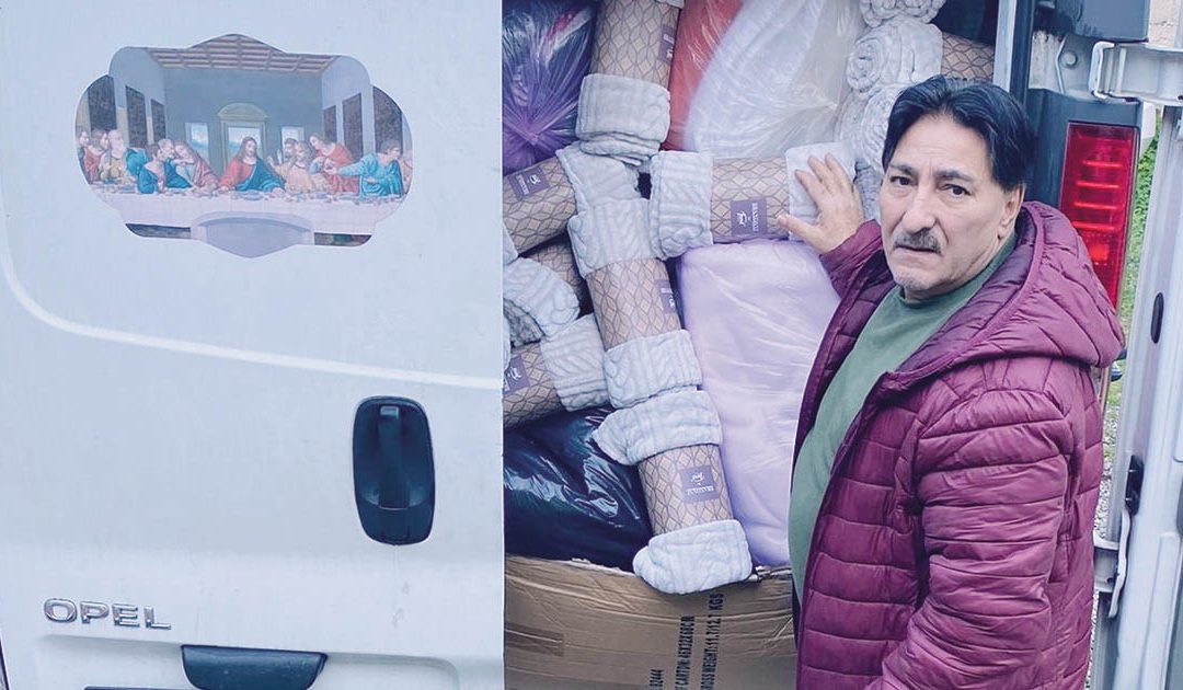 Il furgone del Cenacolo guidato da “papa Africa” con il carico di coperte