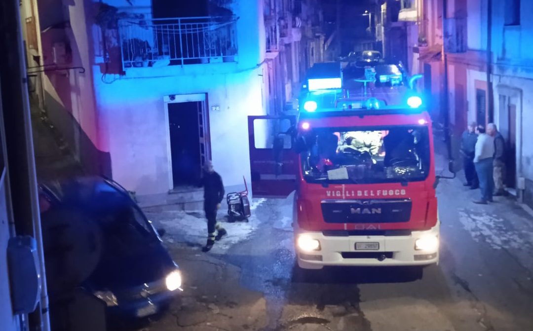 Anziano si sveglia e scappa mentre la casa va a fuoco