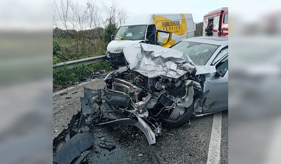 Vibo, violento incidente nei pressi dello svincolo autostradale