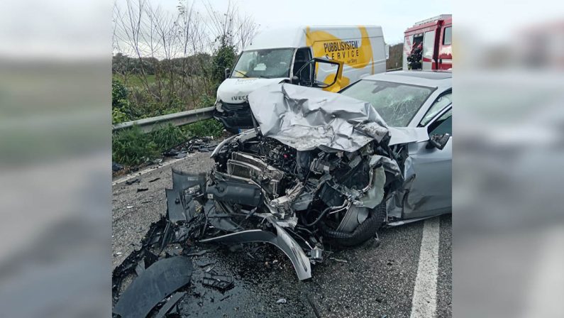 Vibo, violento incidente nei pressi dello svincolo autostradale