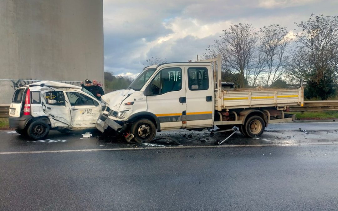 Scontro tra auto e furgone vicino lo svincolo di Pizzo della A2