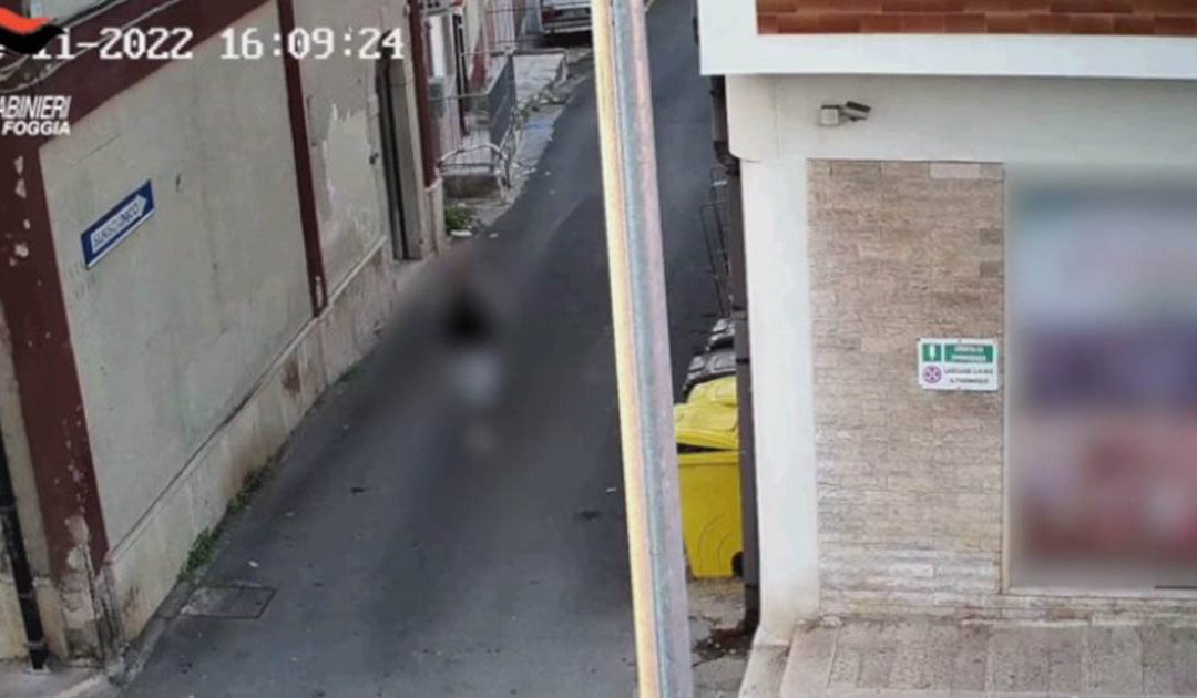 Una "consegna a domicilio" ripresa dagli inquirenti