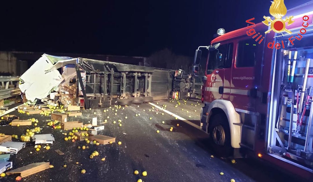 Mileto, incidente stradale sull’A2 del Mediterraneo. Camion ribaltato