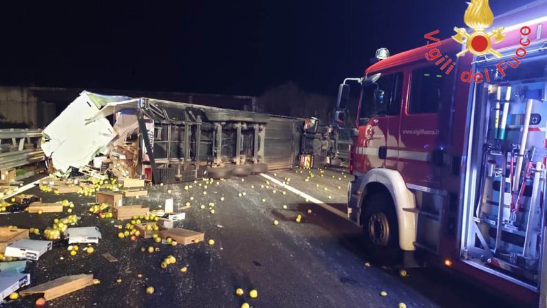 Mileto, incidente stradale sull'A2 del Mediterraneo. Camion ribaltato