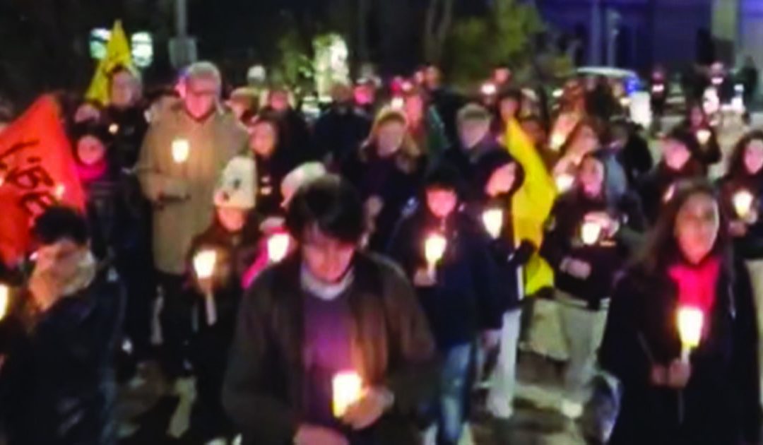 Un momento della fiaccolata