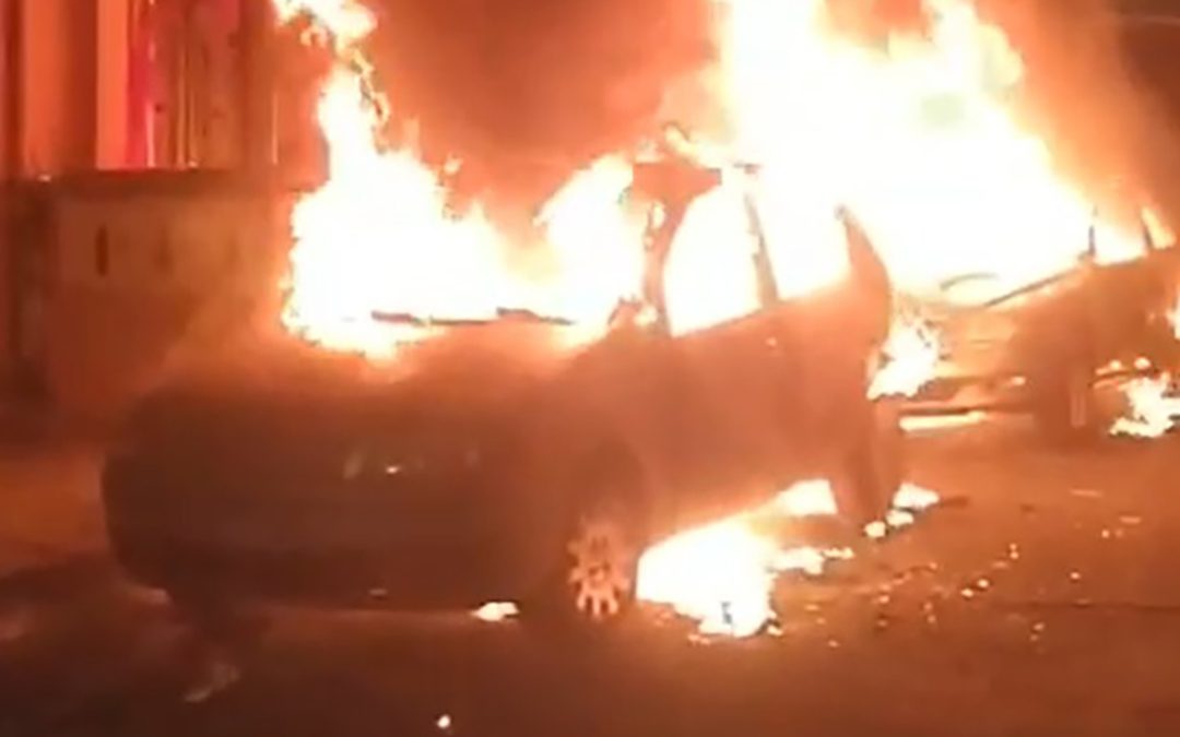 Auto in fiamme durante l'incendio all'ufficio postale di Mandatoriccio