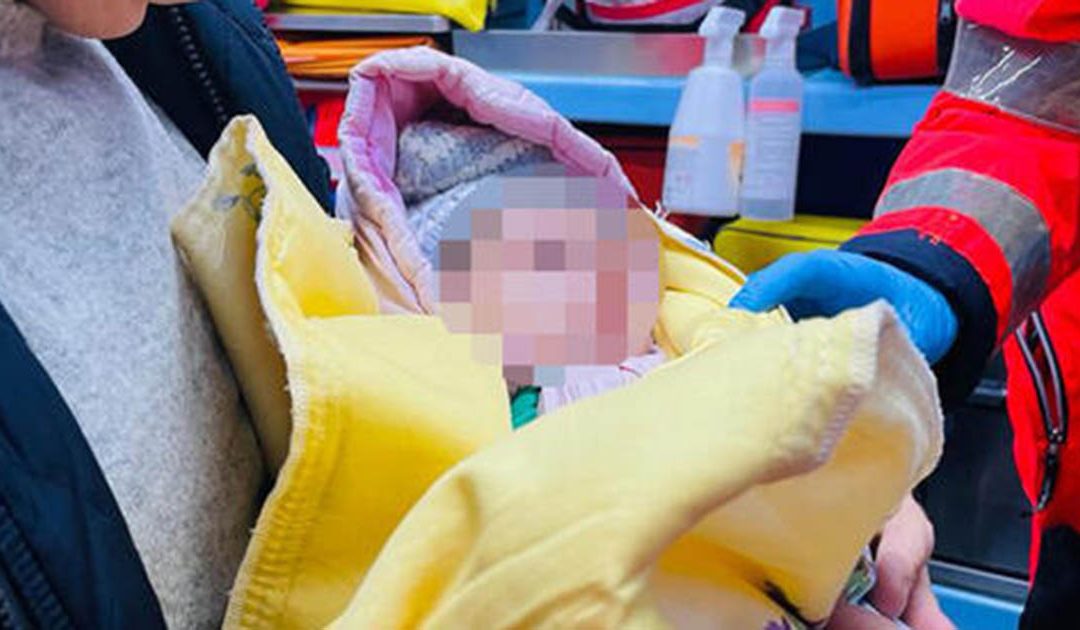 Neonata lasciata nella culla della parrocchia a Bari, sta bene
