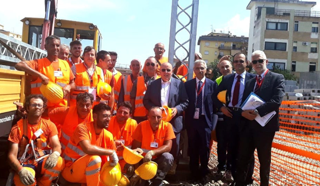 L'ex presidente Mario Oliverio (al centro) alla posa dei pali per l'elettrificazione della ferrovia jonica