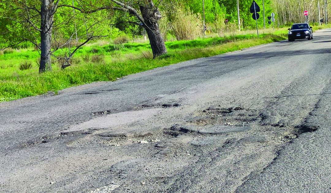 Un tratto di strada dissestata della zona industriale