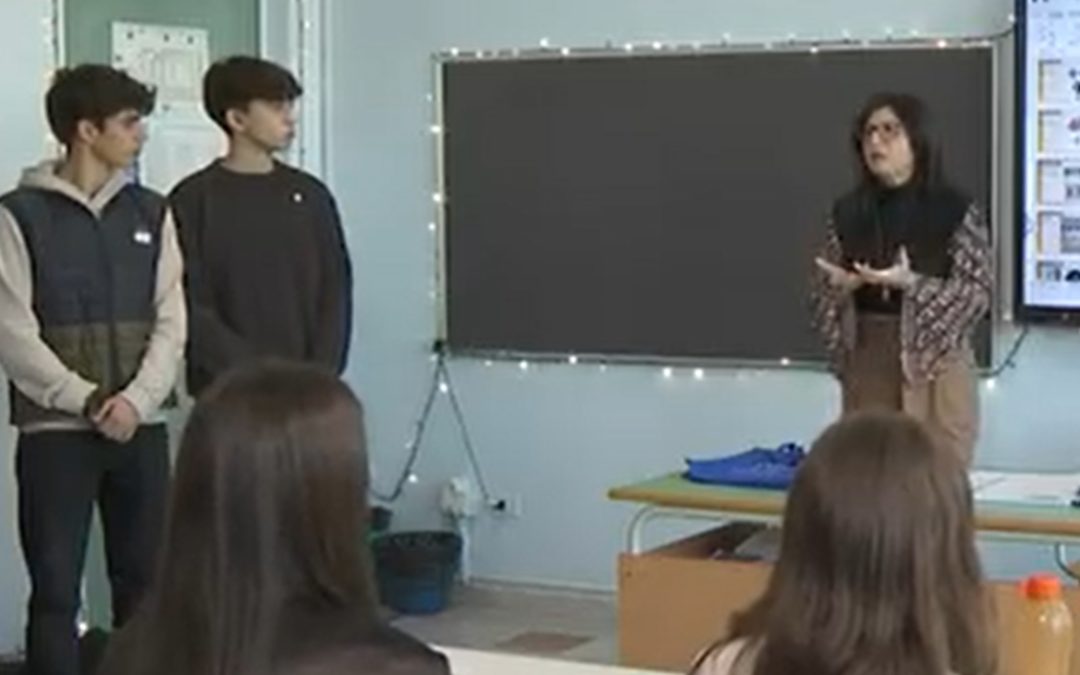 La professoressa Giungata insieme ai suoi studenti