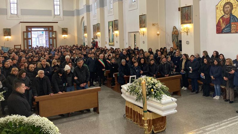Vibo, oltre 3mila persone ai funerali del 13enne morto a scuola