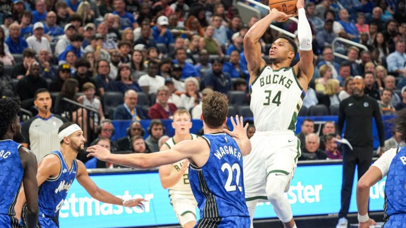 Antetokounmpo da record, ma Bucks cadono a Houston