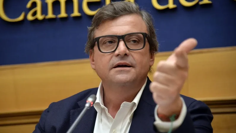 Autonomia, Calenda “Grottesco teatro dell’assurdo”