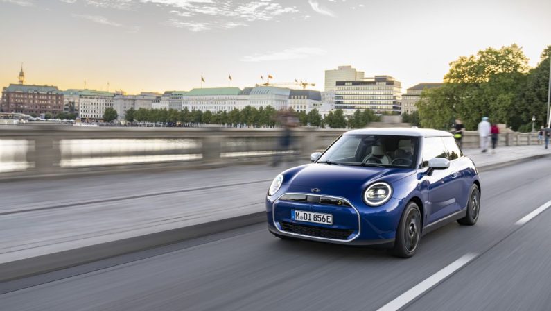 Mini, crescono le vendite e accelera l’adozione di veicoli elettrici