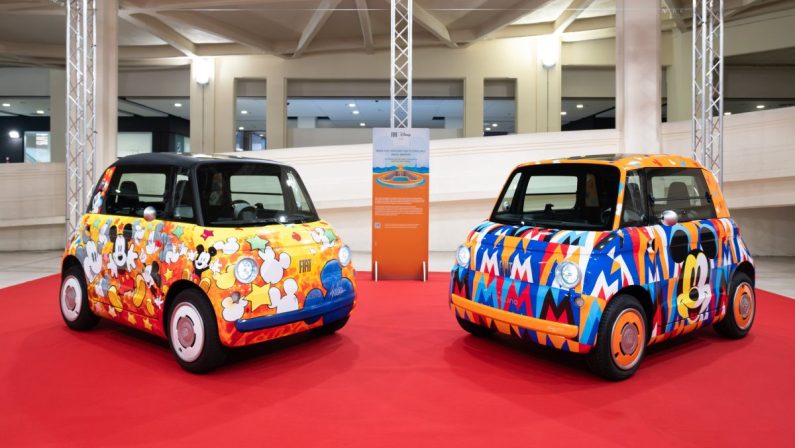 Le Fiat Topolino dedicate a Mickey Mouse colorano rampa nord Lingotto