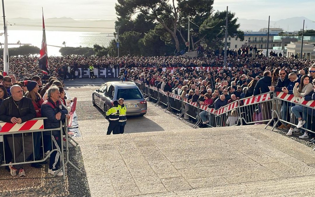 “Corri braccia al cielo Gigi”, in 30mila per l’ultimo saluto a Riva