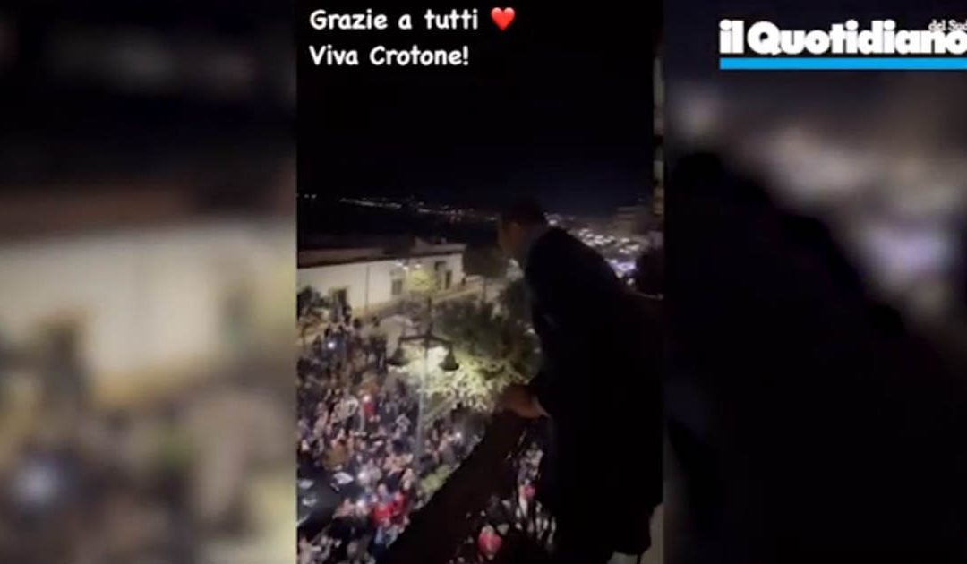 VIDEO – Amadeus ringrazia 2 volte Crotone: dall’albergo e mentre lascia la Calabria