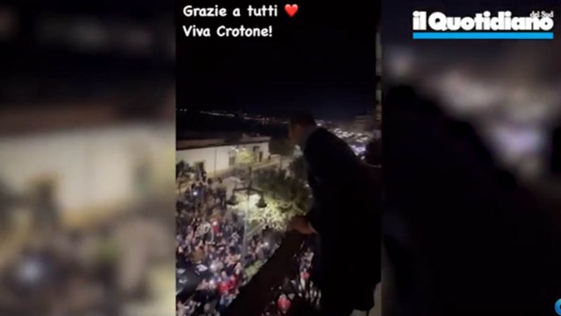 VIDEO - Amadeus ringrazia 2 volte Crotone: dall'albergo e mentre lascia la Calabria