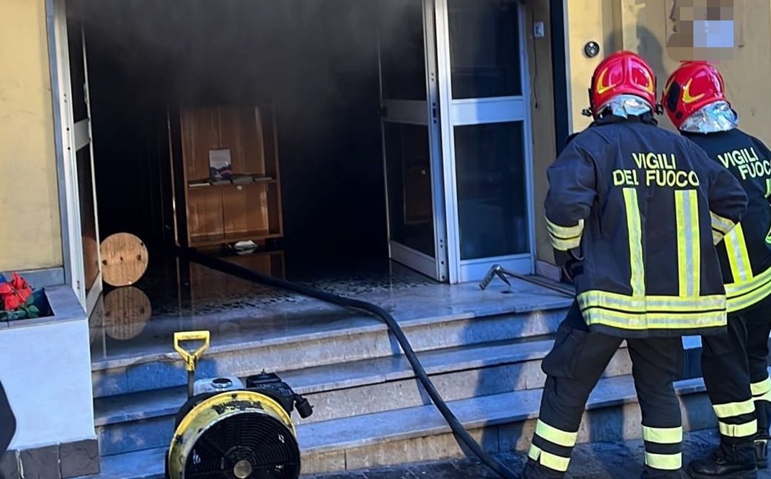 I vigili del fuoco sul luogo dell'incendio