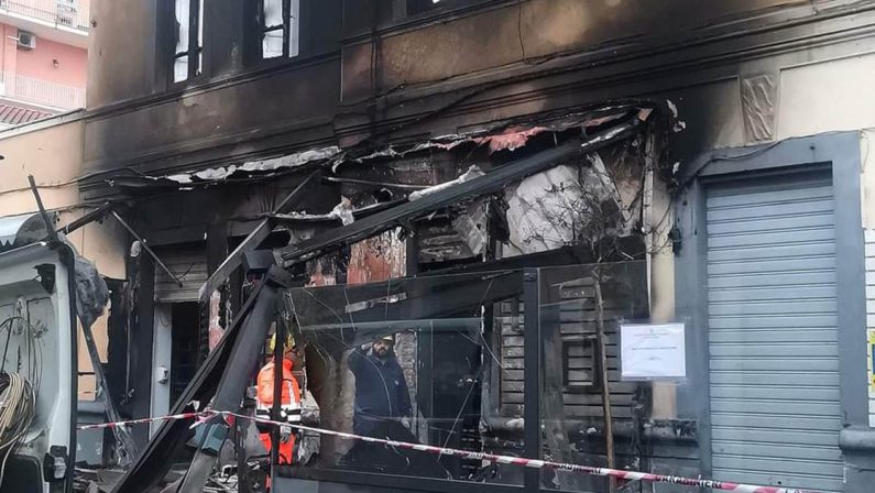 Incendio a Tropea, distrutto il ristorante Little Italy