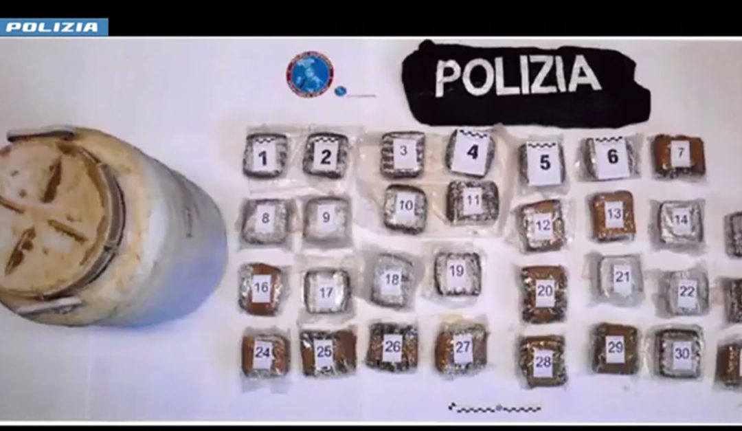 Parte della droga sequestrata dalla Polizia